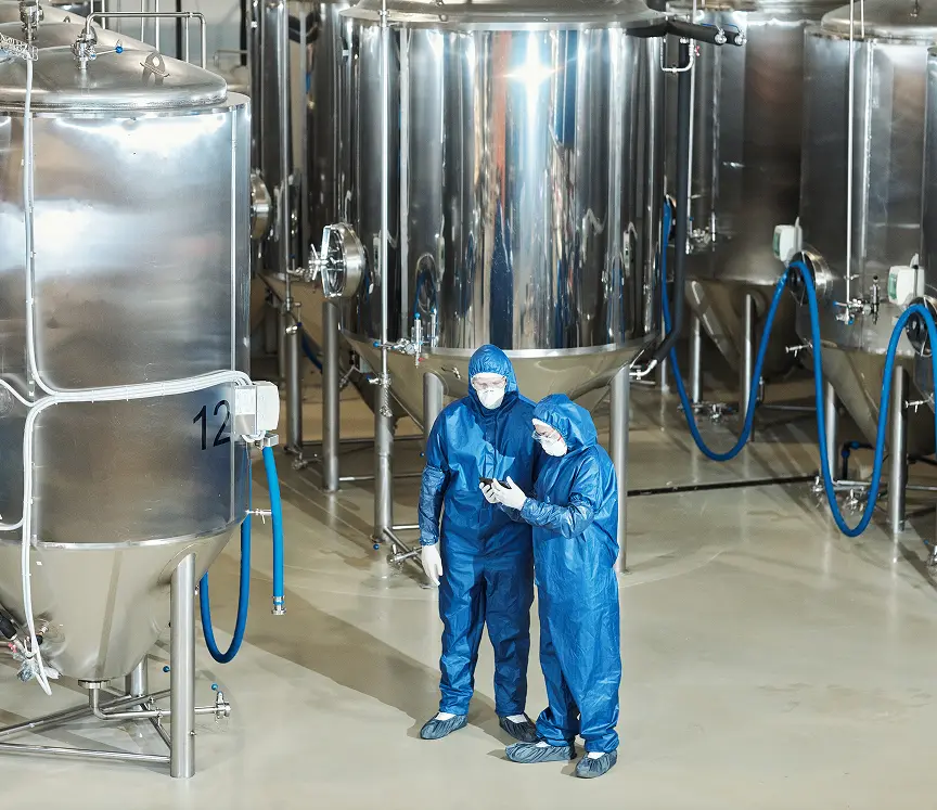 Personal en planta química Personal en planta química